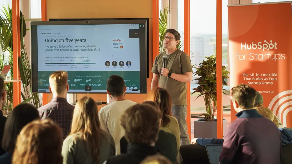 Ein Vortrag von Checkpoint GTM bei einem HubSpot-for-Startups-Event